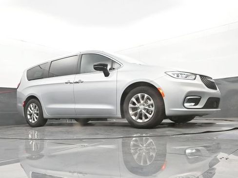 Used 2026 Chrysler Pacifica Limited FWD image 9