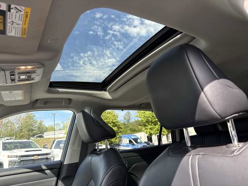 Used 2022 Toyota Highlander XLE AWD/4WD image 19