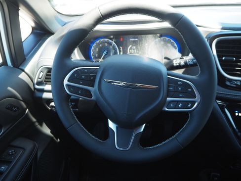 New 2025 Chrysler Pacifica Select w/ Uconnect Theater Family Group image 26