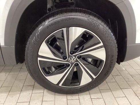 Certified 2025 Volkswagen Taos SE image 30