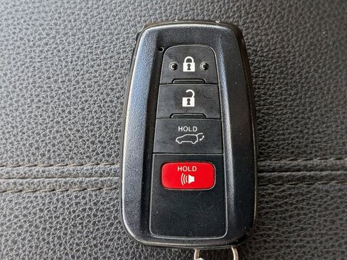 Used 2021 Toyota RAV4 XLE Premium image 31