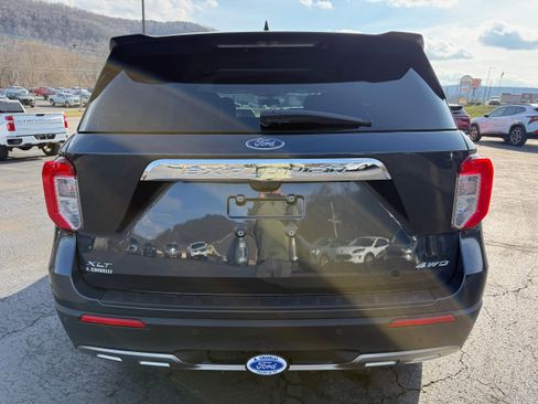 Used 2022 Ford Explorer XLT w/ Equipment Group 202A image 3