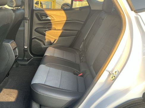 Used 2025 Chevrolet Trax LT w/ LT Convenience Package image 24