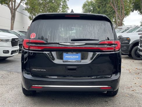 New 2026 Chrysler Pacifica Select image 4