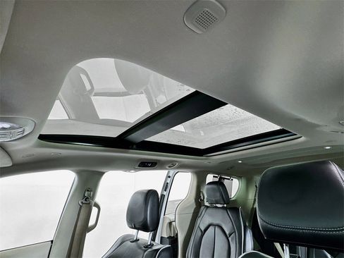 Used 2022 Chrysler Pacifica Limited image 14