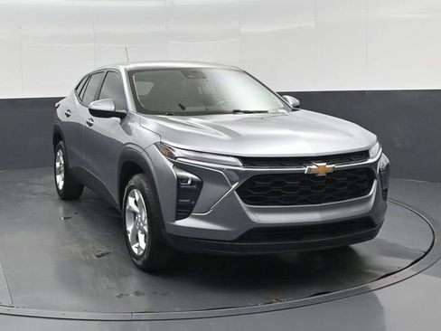 Used 2025 Chevrolet Trax LS w/ LS Convenience Package FWD image 10