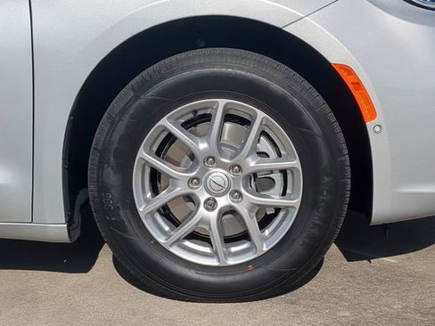 New 2026 Chrysler Pacifica Select image 11