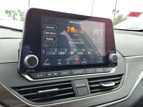 Used 2025 Nissan Altima 2.5 SV FWD image 12