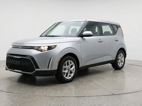 Used 2025 Kia Soul LX w/ LX Technology Package FWD image 3