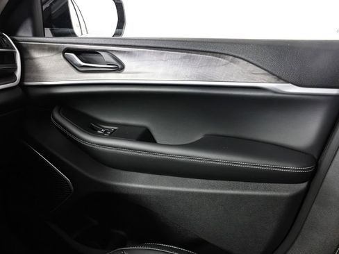 Used 2023 Jeep Grand Cherokee Limited image 21