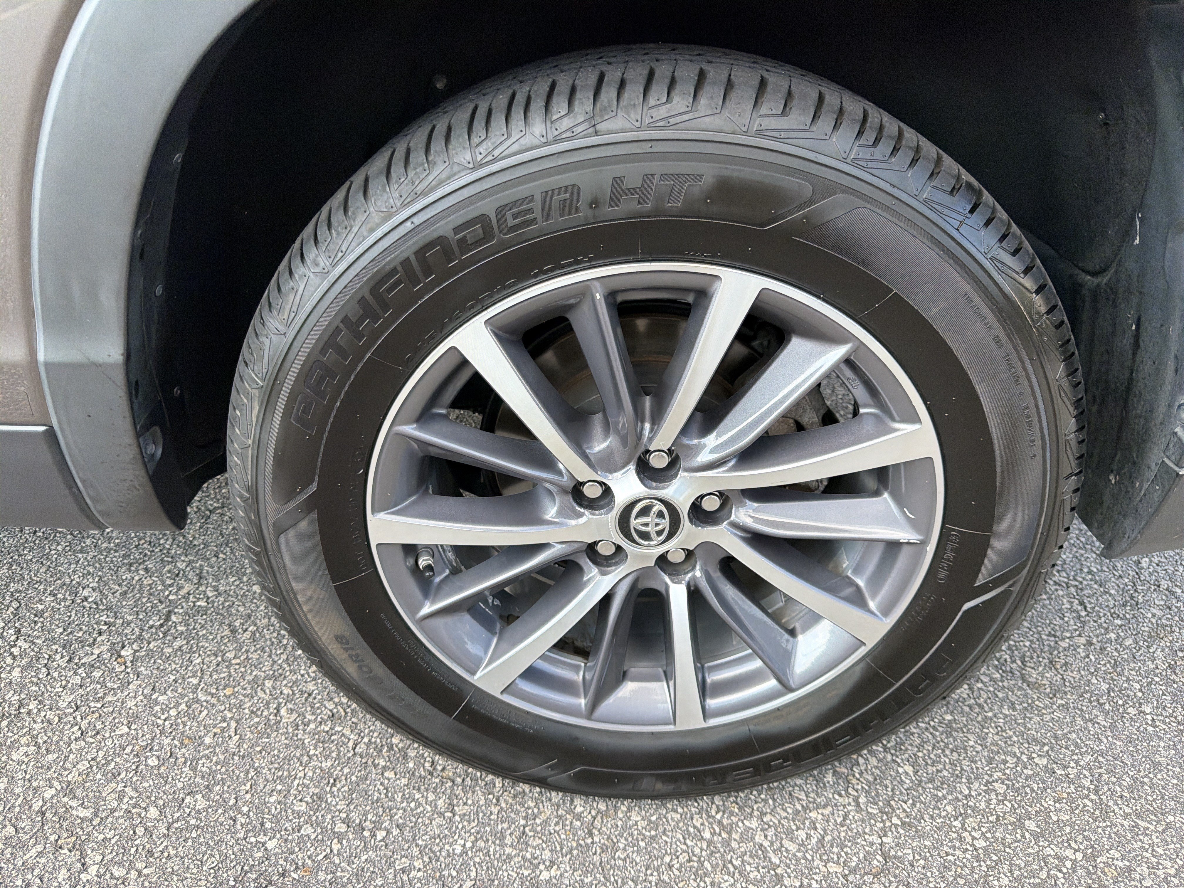 Used 2019 Toyota Highlander XLE FWD image 28