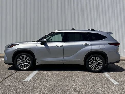Used 2024 Toyota Highlander Platinum AWD/4WD image 2