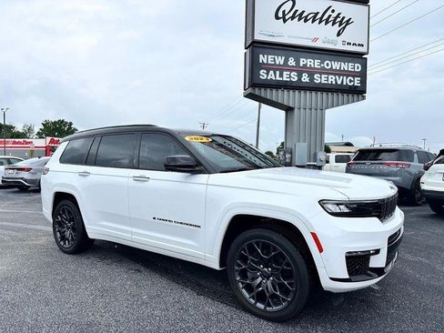 Used 2023 Jeep Grand Cherokee L Summit w/ High Altitude Package AWD/4WD image 8