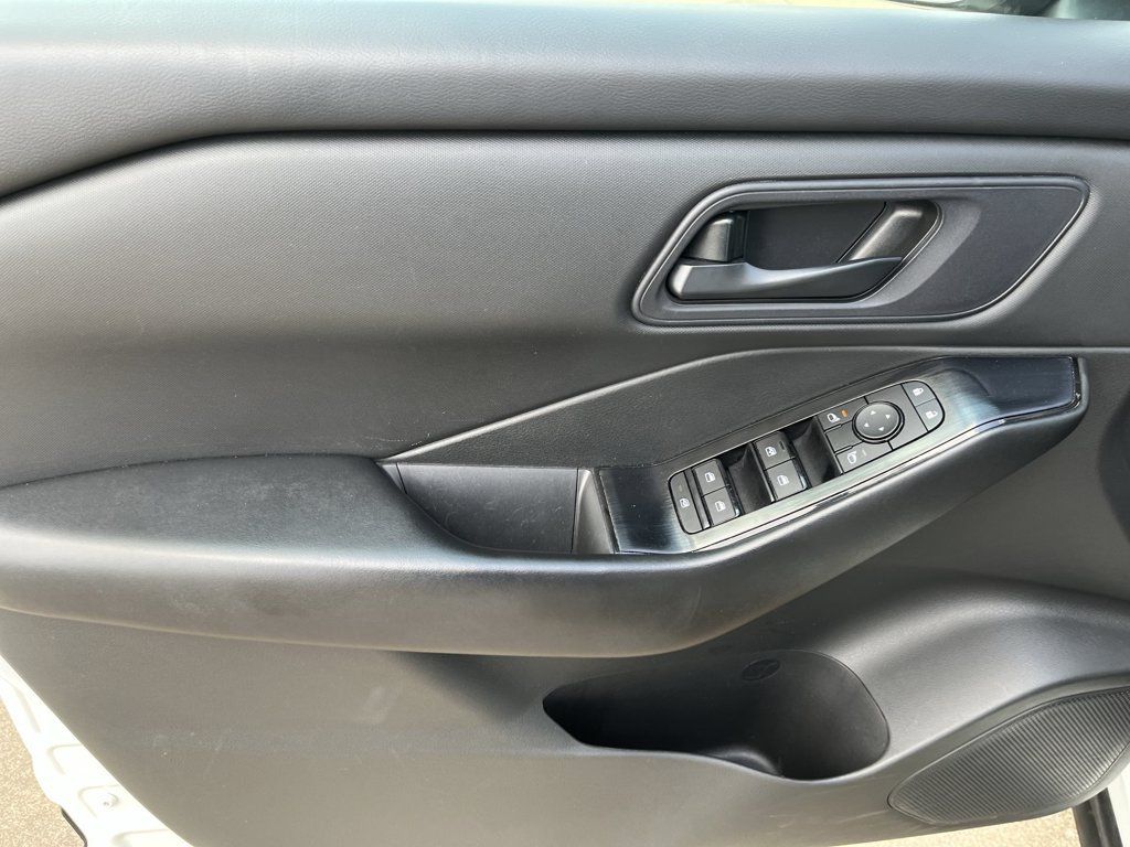 Used 2024 Nissan Rogue S AWD/4WD image 13