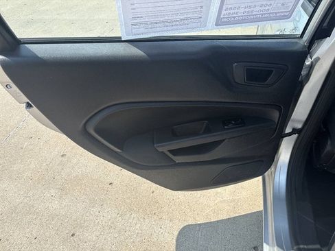 Used 2013 Ford Fiesta SE FWD image 9