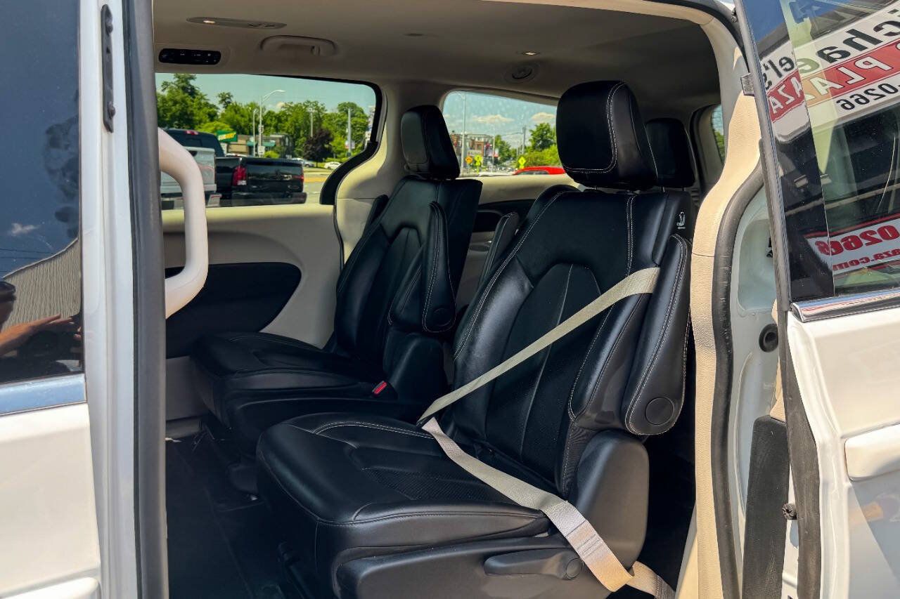 Used 2024 Chrysler Pacifica Limited FWD image 22