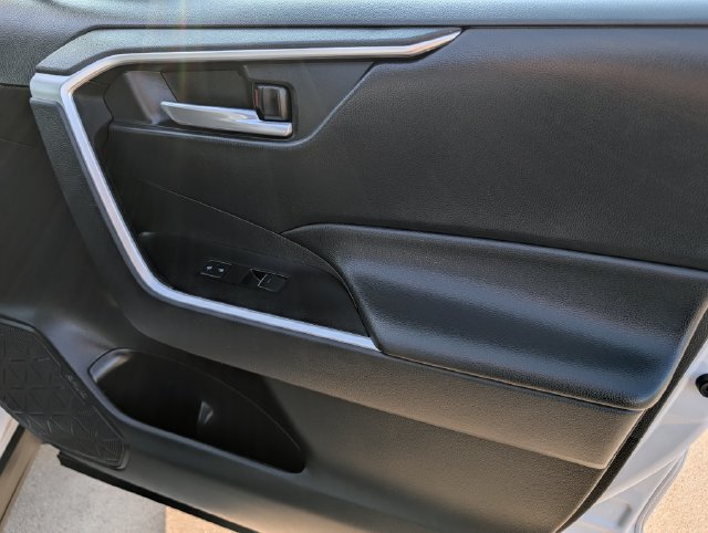 Used 2023 Toyota RAV4 XLE FWD image 33