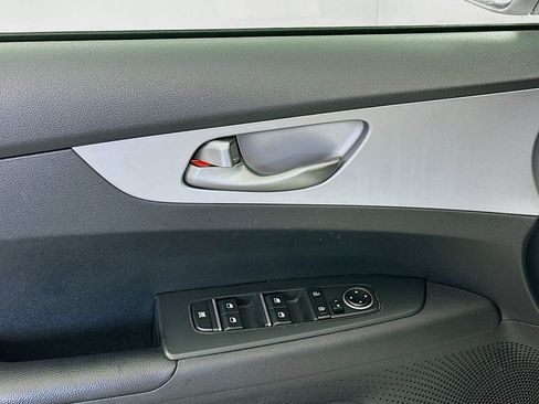 Used 2022 Kia Forte LXS FWD image 17