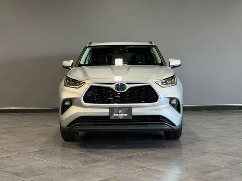 Used 2020 Toyota Highlander XLE AWD/4WD image 2