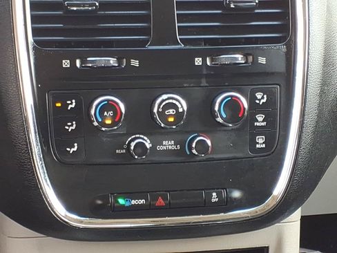 Used 2014 Dodge Grand Caravan SXT FWD image 8