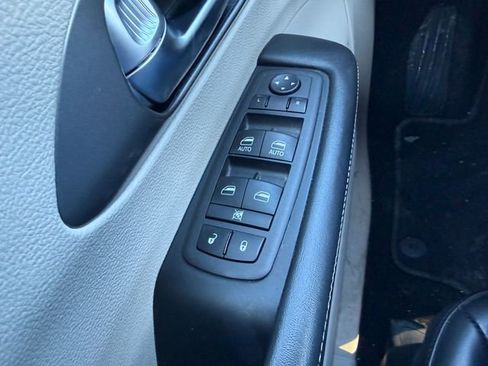 Used 2024 Chrysler Pacifica Touring-L image 21