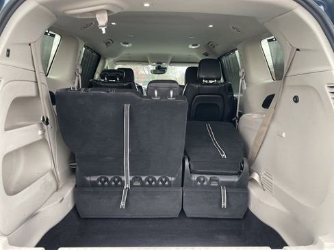 Used 2022 Chrysler Pacifica Touring-L image 13