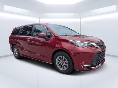 Used 2023 Toyota Sienna XLE FWD image 1