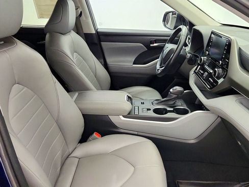 Used 2020 Toyota Highlander XLE FWD image 24