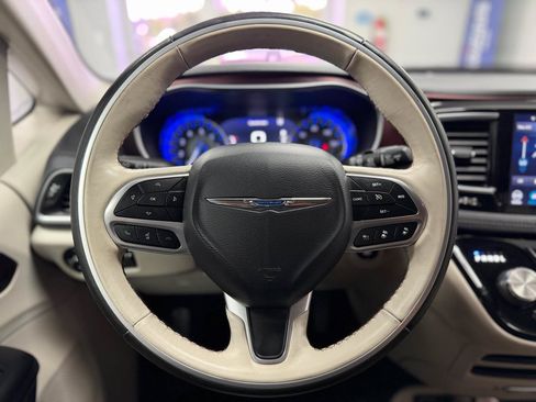 Used 2020 Chrysler Pacifica Limited w/ Tire & Wheel Group FWD image 17