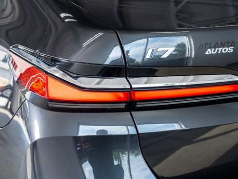 Used 2024 BMW i7 xDrive60 image 24