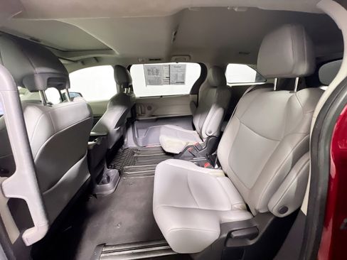 Used 2022 Toyota Sienna XLE FWD image 29