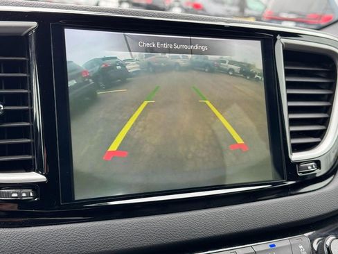 Used 2025 Chrysler Pacifica Select image 23