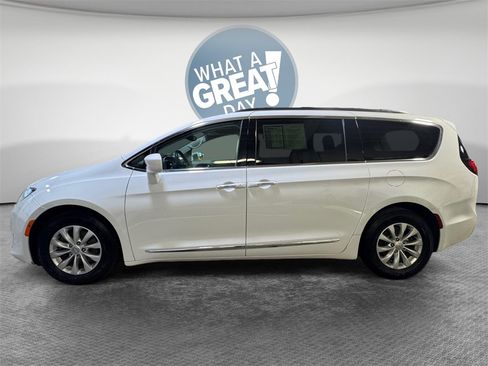 Used 2017 Chrysler Pacifica Touring-L image 7