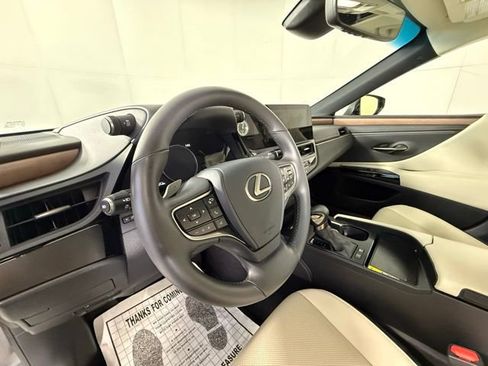 Certified 2025 Lexus ES 300h w/ Premium Package image 9