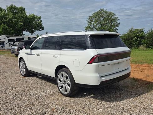 Used 2025 Lincoln Navigator Reserve AWD/4WD image 3