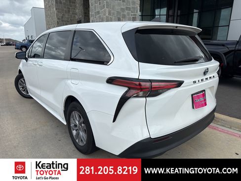 Used 2022 Toyota Sienna LE image 5