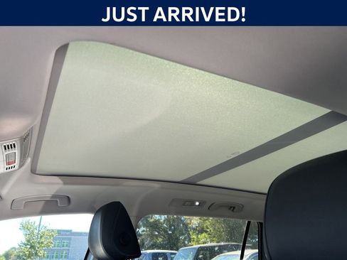 Used 2020 Volkswagen Tiguan SE w/ Panoramic Sunroof Package image 23