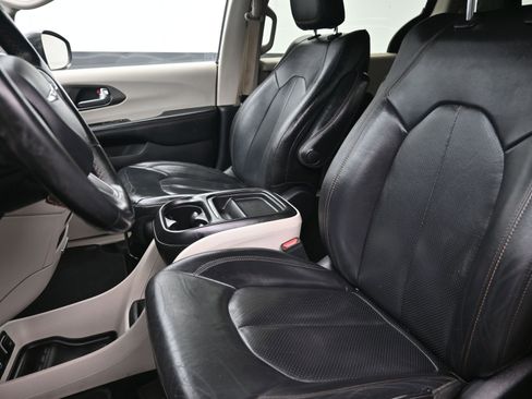 Used 2020 Chrysler Pacifica Touring-L image 11