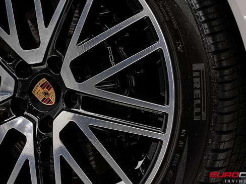 Used 2025 Porsche Cayenne AWD/4WD image 21