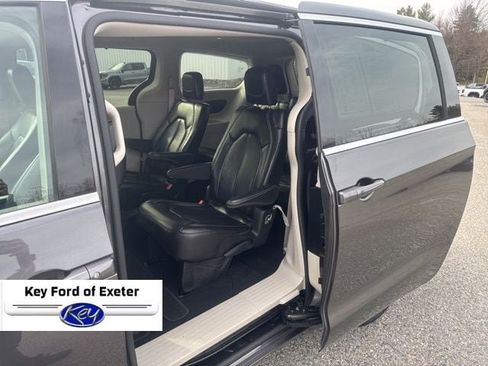 Used 2023 Chrysler Pacifica Touring-L FWD image 28