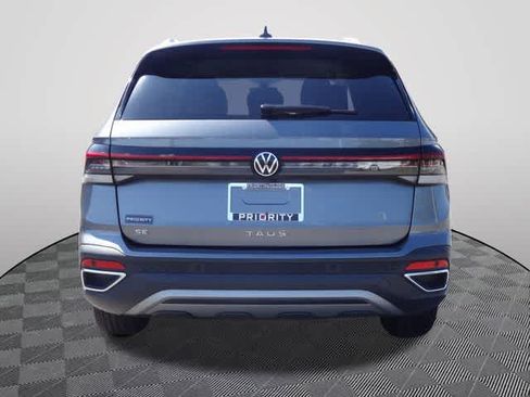 Used 2025 Volkswagen Taos SE FWD image 3