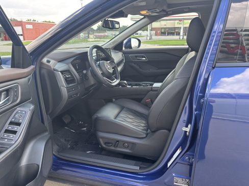 Used 2023 Nissan Rogue Platinum image 10