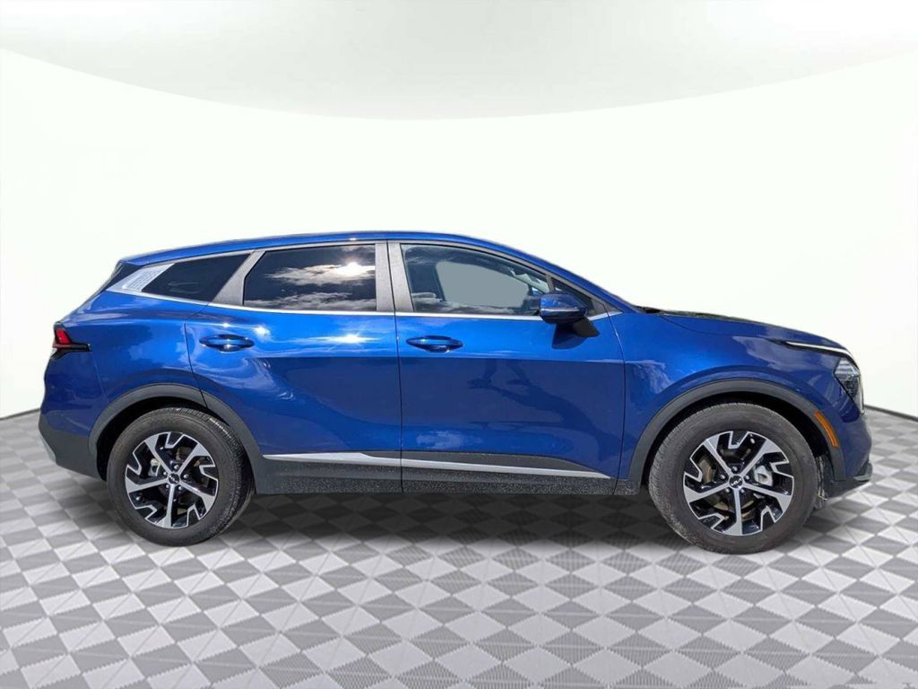 Used 2024 Kia Sportage EX FWD image 2