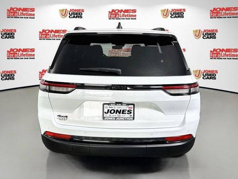 Used 2023 Jeep Grand Cherokee Altitude AWD/4WD image 15