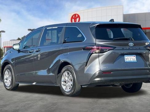 Used 2025 Toyota Sienna XLE image 6