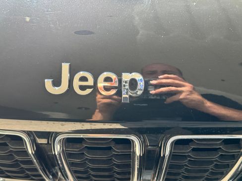 Used 2023 Jeep Grand Cherokee Limited RWD image 11
