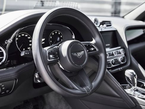 Used 2022 Bentley Bentayga AWD/4WD image 36