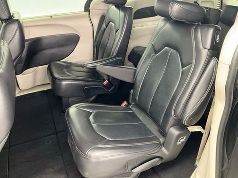 Used 2022 Chrysler Pacifica Touring-L FWD image 7