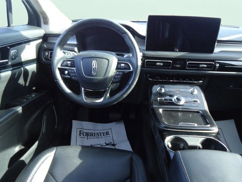 Used 2022 Lincoln Nautilus AWD image 11
