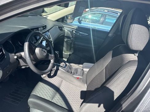 Used 2018 Nissan Rogue SV image 5